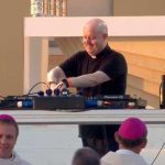 En Portugal un famoso padre da misa con música electrónica (Video) En Portugal un famoso padre da misa con música electrónica (Video)