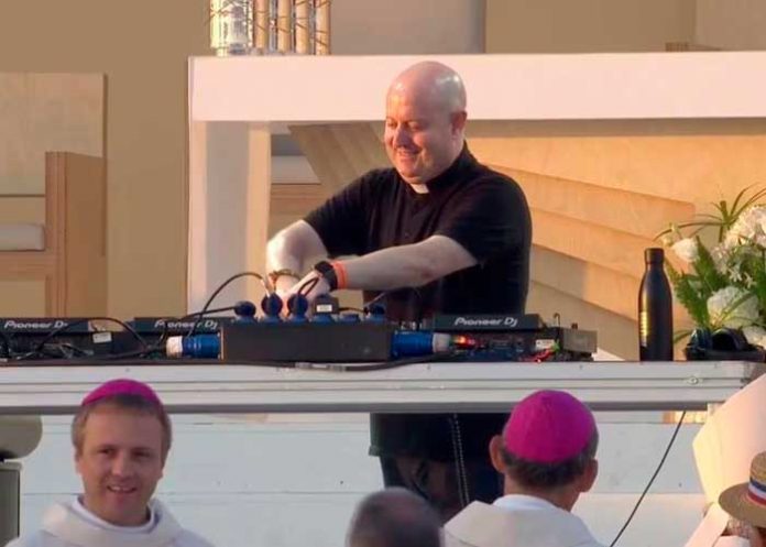 1 En Portugal un famoso padre da misa con música electrónica (Video)
