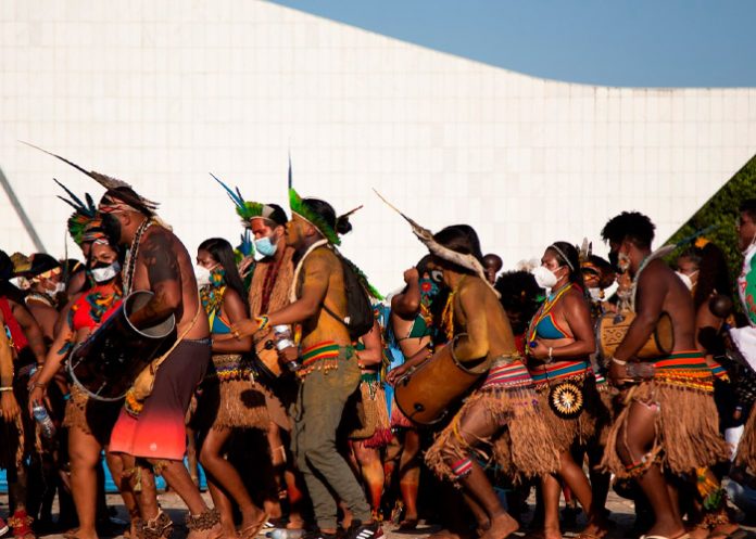 Foto: Indígenas de Brasil exigen demarcación de tierras en el Campamento Tierra Libre / Cortesía