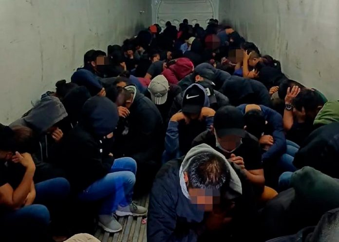 1 Apiñados como ganado, así hallan a 131 migrantes en un contenedor en México