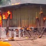 Fuertes llamas consumen vivienda en Waslala, dejando a sus propietarios en la ruina Familia lo pierde todo en un incendio en Waslala