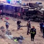 Autobús cayó a un abismo dejando 23 muertos y más de 15 heridos en Perú Al menos 23 muertos al caer bus a un abismo en norte de Perú
