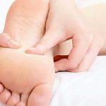 Tener la planta de los pies de color amarillo puede ser algo serio