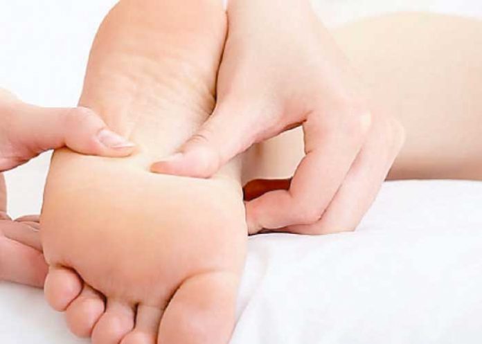 2 Tener la planta de los pies de color amarillo puede ser algo serio