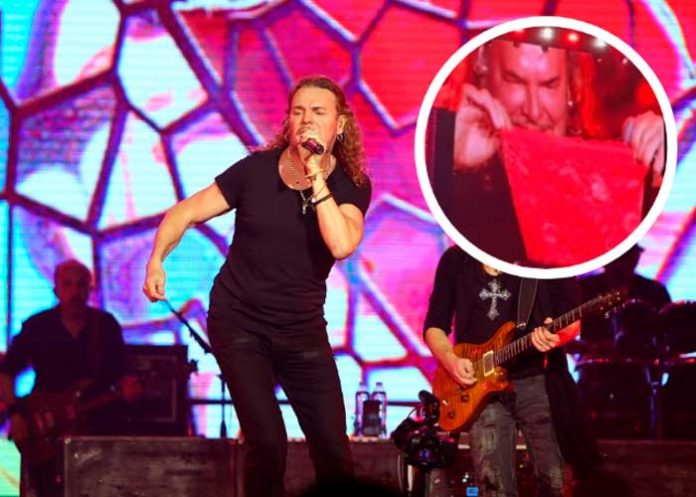 Fher de Maná, olió la ropa interior de una fan durante un concierto (Video)