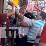 Con «las manos en la masa» detienen y amarran a ganchera en el Oriental Foto: Indignación en el Mercado Oriental /cortesía