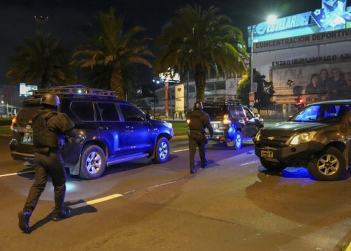 2 Policía de Ecuador irrumpe en la Embajada