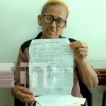 ¡Necesita un andarivel! Anciana clama ayuda para su hijo fracturado de las piernas, en Managua Madre pide ayuda para su hijo