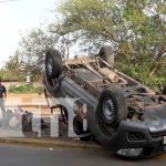 Con las llantas hacia arriba termina camioneta de telecomunicaciones en Managua Camioneta de telecomunicaciones queda volcada en Managua
