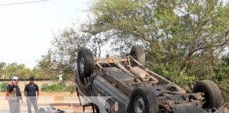 Camioneta de telecomunicaciones queda volcada en Managua