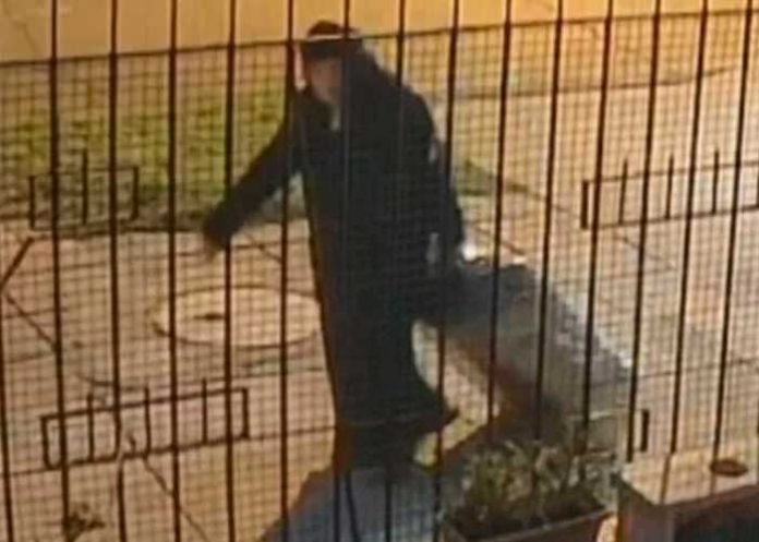 Monja misteriosa es captada transportando un cadáver en Chile