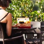 Desgraciado golpea cobardemente a una joven en un restaurante Golpea a una mujer en un restaurante