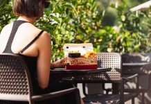 Desgraciado golpea cobardemente a una joven en un restaurante Golpea a una mujer en un restaurante