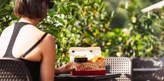 Golpea a una mujer en un restaurante