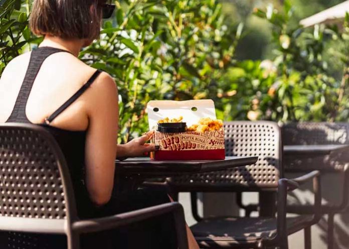 Golpea a una mujer en un restaurante