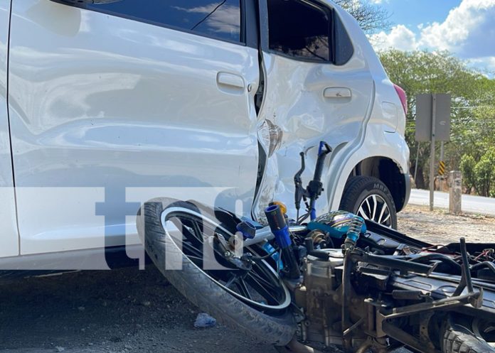 Foto: Jóvenes pierden el control y se estrellan contra el costado de un vehículo en Juigalpa / TN8