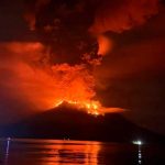 Evacuados por erupción de volcán en Indonesia