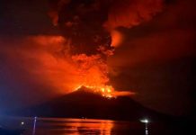 Erupción volcánica en Indonesia: Cientos evacuados tras expulsión de lava y humo Evacuados por erupción de volcán en Indonesia