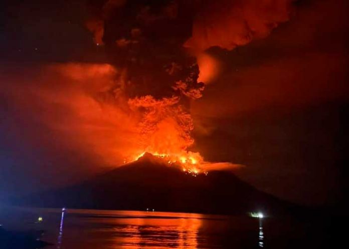 2 Evacuados por erupción de volcán en Indonesia