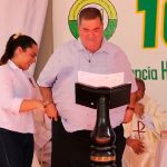 Alcalde pasa vergüenza luego que se le cayeran los pantalones