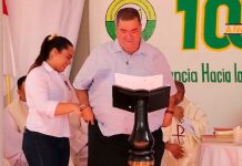 Alcalde pasa el «oso» de su vida, se le cayó el pantalón en pleno discurso Alcalde pasa vergüenza luego que se le cayeran los pantalones