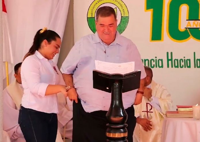 2 Alcalde pasa vergüenza luego que se le cayeran los pantalones