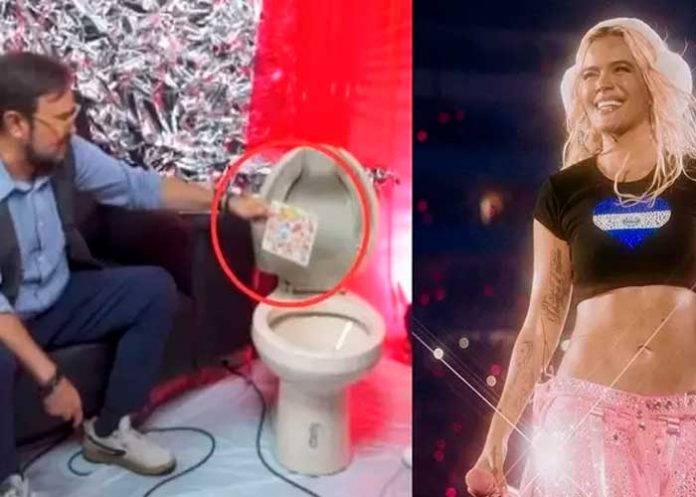 De mal gusto: Aleks Syntek tira al inodoro un disco de Karol G (Video)