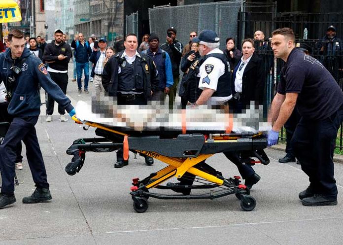 2 Foto: Hombre se incendia frente al tribunal del juicio de Donald Trump en Estados Unidos/Cortesía