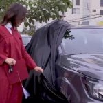 ¡Clase regalo! Padres obsequian camioneta a su hija por su graduación Recibe una camioneta como regalo de graduación
