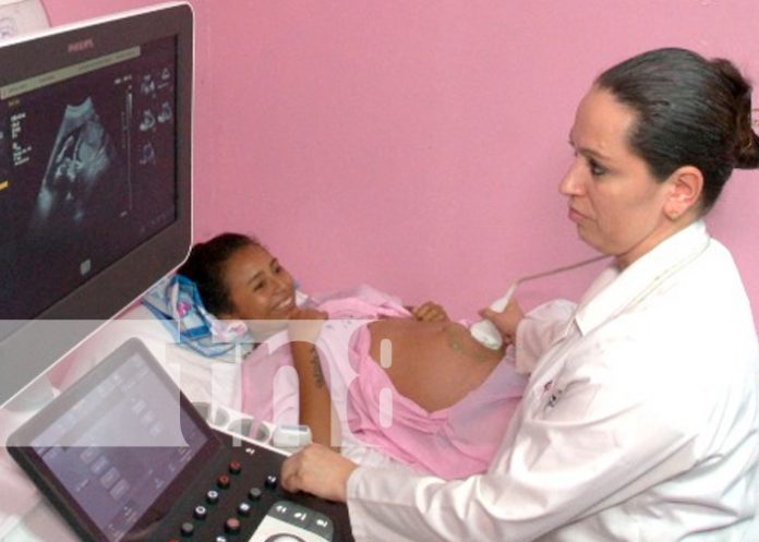 Foto: Valentina y su bebita fuera de peligro: Cirugía fetal exitosa / TN8