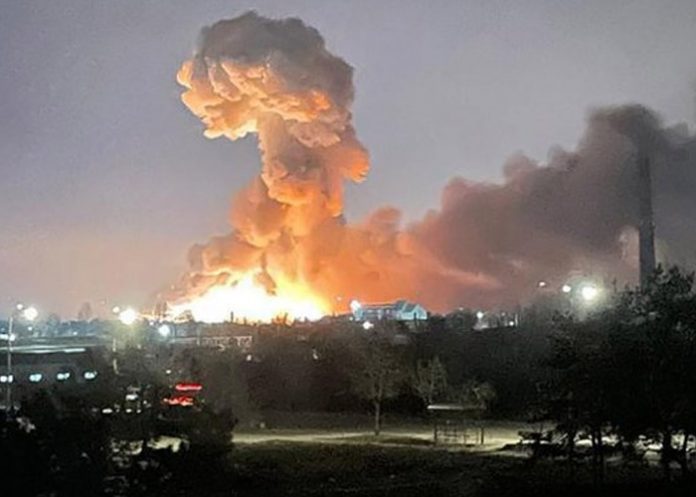 2 Explosión en depósito de municiones mata a 20 soldados en Camboya