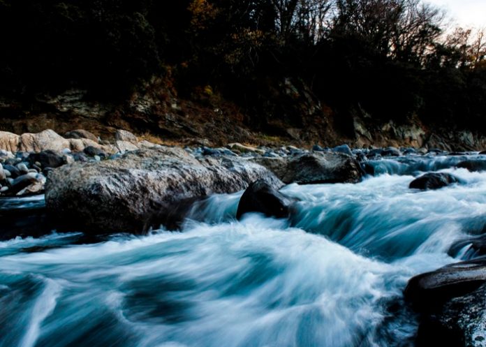 Foto: Tremendo susto para dos jovencitas al encontrar un cuerpo flotando sobre el río / TN8