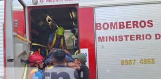 Rescatan a hombre tras caer del puente en Río Blanco