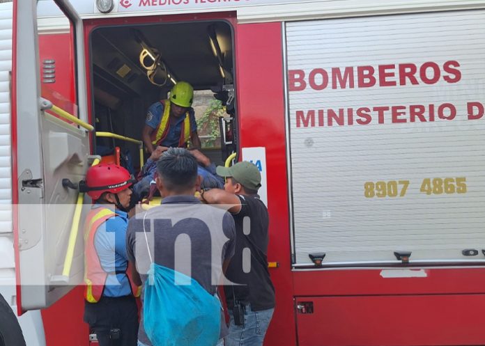 Rescatan a hombre tras caer del puente en Río Blanco