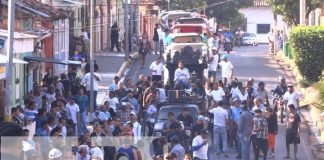 Foto: Granada rinde emotivo adiós a "El Conejo": despedida multitudinaria/TN8