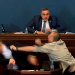 En pleno parlamento de Georgia diputados se van a los «golpes» (VIDEO) Diputados de Georgia se van a los "golpes"