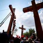(VIDEO) Jesús se baja de la cruz y huye de balacera en pleno viacrucis Jesús se baja de la cruz