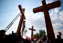 (VIDEO) Jesús se baja de la cruz y huye de balacera en pleno viacrucis Jesús se baja de la cruz