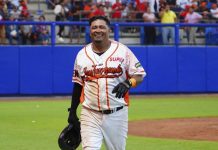 Renato Morales aterrizó en 1,500 hits con bate de madera Renato Morales aterriza en los 1,500 hits con bate de madera