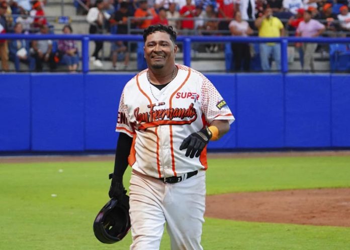 Renato Morales Renato Morales aterriza en los 1,500 hits con bate de madera