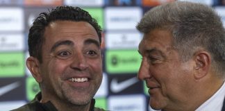 Xavi renueva con el Barcelona por su mejora en el juego