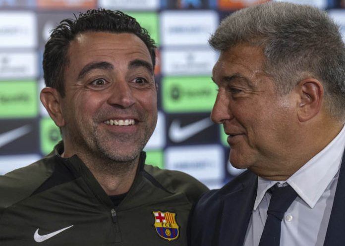 Xavi renueva con el Barcelona por su mejora en el juego