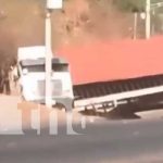¡No era ningún perico! Circula el video del accidente en la Cuesta El Plomo Foto: Impresionante maniobra de un cabezal en la Cuesta El Plomo, Managua / TN8