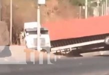 Foto: Impresionante maniobra de un cabezal en la Cuesta El Plomo, Managua / TN8