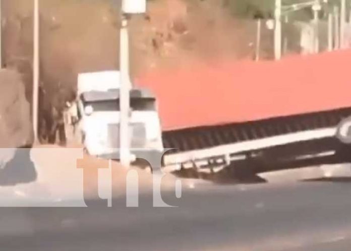 Foto: Impresionante maniobra de un cabezal en la Cuesta El Plomo, Managua / TN8