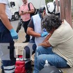 Quedó para el cuento: Termina bajo las llantas de un furgón en Carretera Norte Foto: Choque de moto con furgón en Carretera Norte / TN8