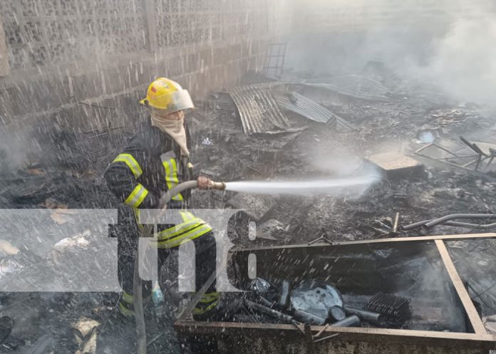 Foto: Fuerte incendio en una vivienda de Managua / TN8