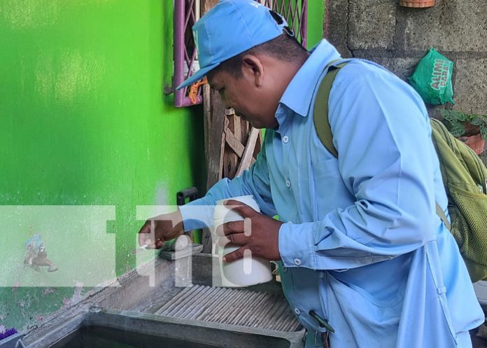Foto: Abatización en barrios de Managua / TN8