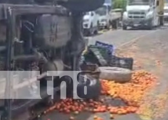 Foto: Accidente con camioneta llena de tomates en Carretera Matagalpa-Sébaco / TN8