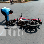 Insólito choque entre 2 motocicletas por los semáforos de ENEL Central Colisión de motocicletas cerca de los semáforos de ENEL Central
